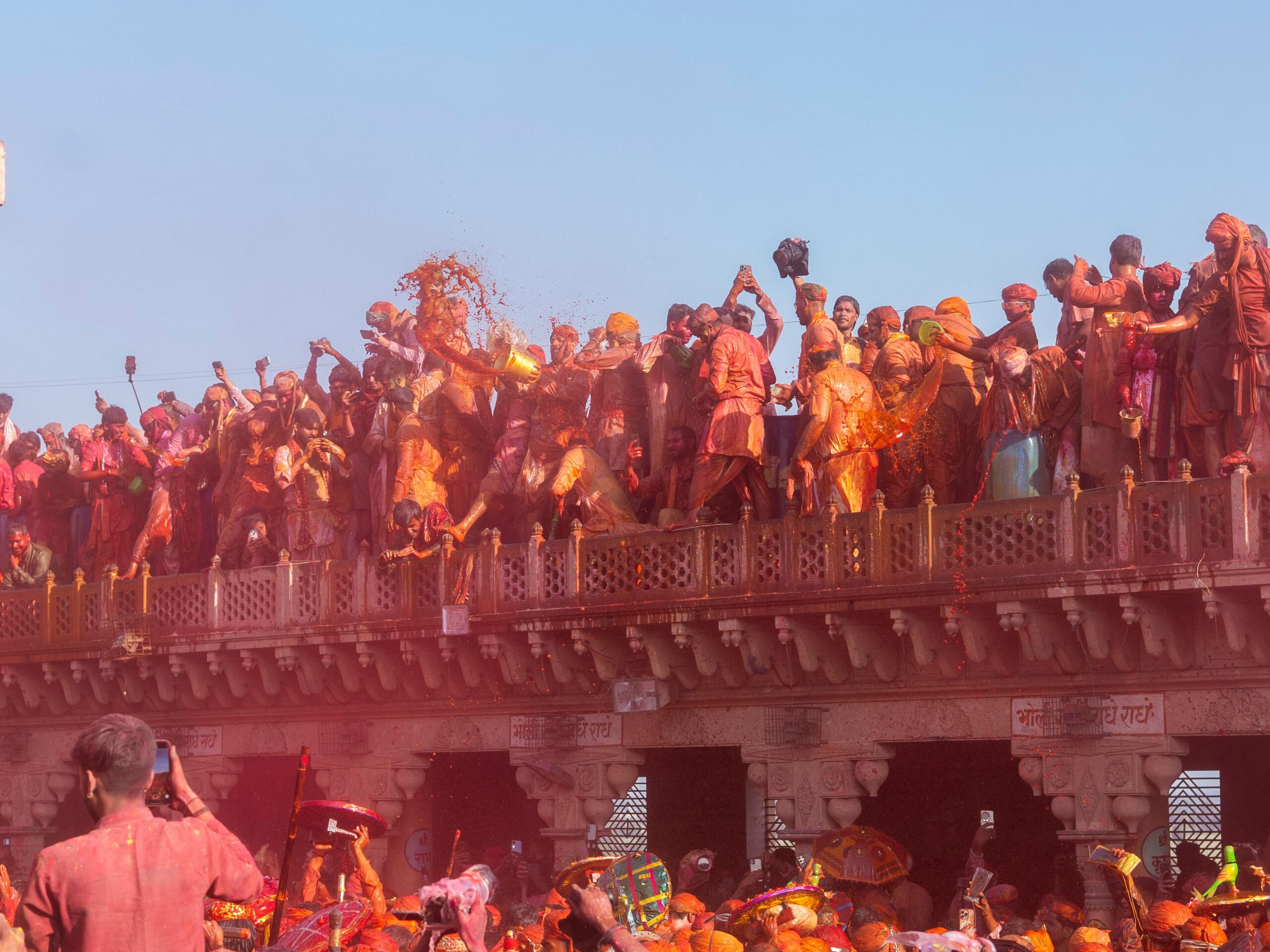 pexels-photo-31203519-31203519 Crowds celebrate Holi with vibrant colors at Nandgaon temple in India.